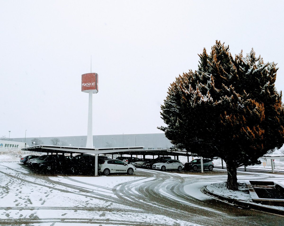 MacsaIDsa's tweet photo. ¡Buenos días! Inusual en nuestra zona, hoy nos levantamos con toda la zona nevada. #nonstop. ¡Cuidado en la carretera! 🌨️❄️ https://t.co/N1QlcHYY9x