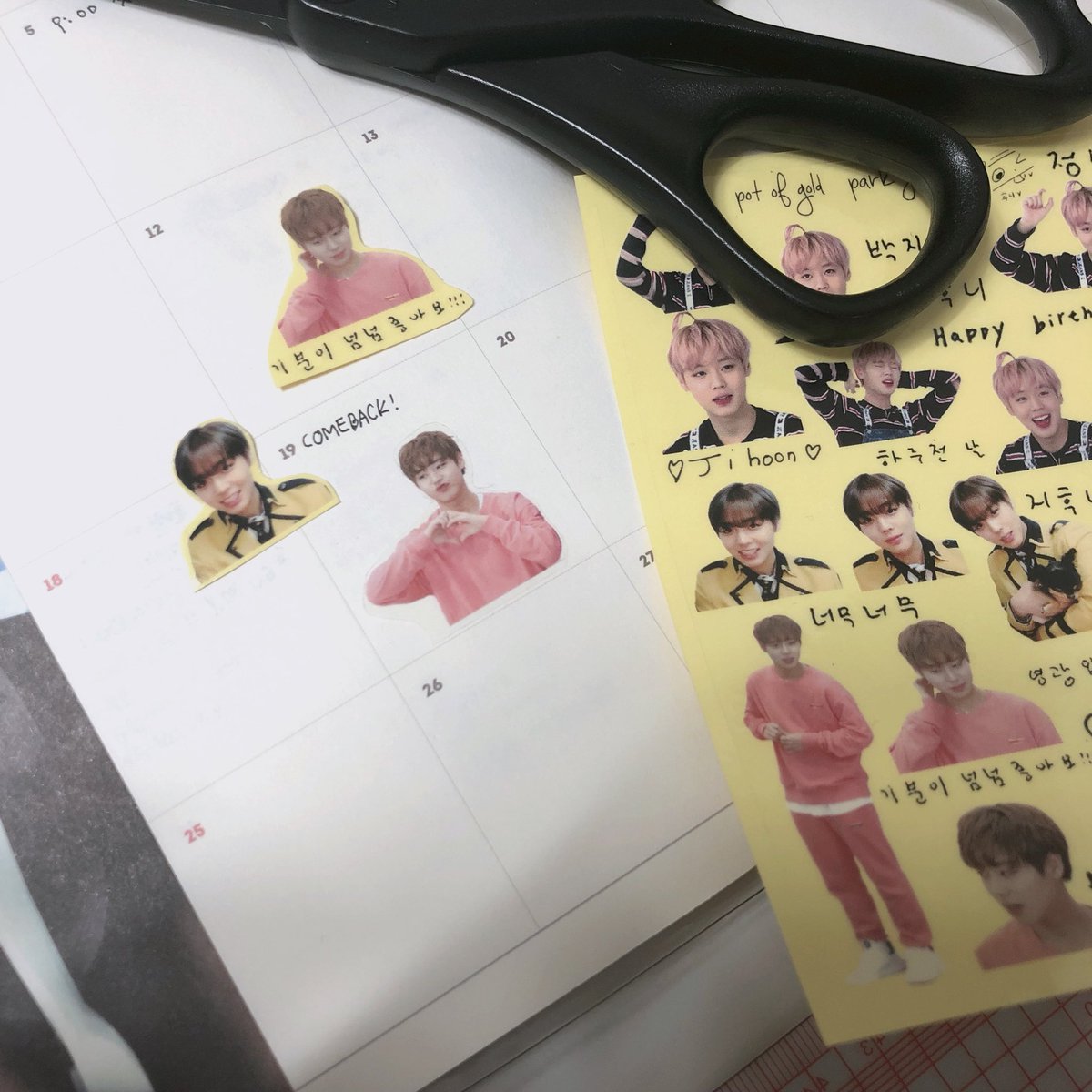 Hooni_moon's tweet photo. 흰종이에 붙이면 요런 느낌이에요! https://t.co/DB6r99FqyL