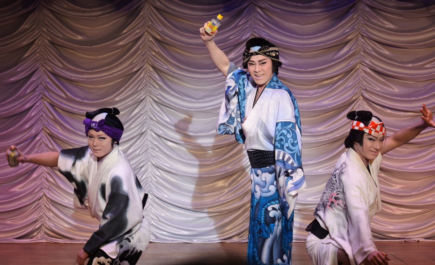 橘劇団 橘裕太郎推し 梅田呉服座2月26日 千秋楽 男の祭酒は蓮くんは哺乳瓶持って参加 お花たくさんでどっかの王様みたい 笑 橘大五郎 橘良二 橘裕太郎 橘たくみ 橘銀次 橘れんと T Co 7jchl4pphu Twitter