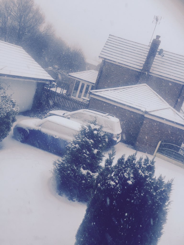 ajhartley's tweet photo. @ChadWeather full on whiteout in Littleborough this irking and absolutely freezing -11 in wind chill 😱❄️❄️⛄️ https://t.co/fX9T6BgEh3