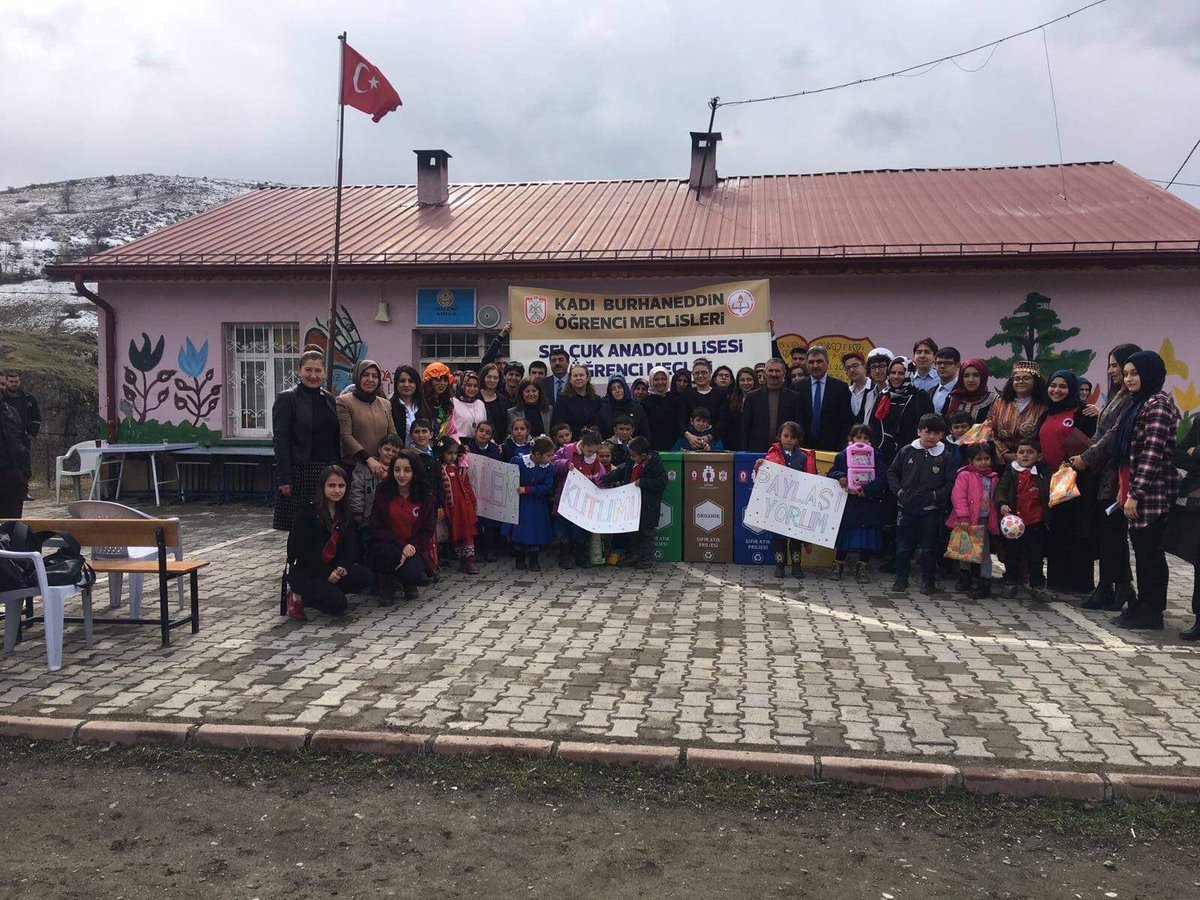 Selçuk Anadolu Lisesi Kadı Burhanettin Öğrenci Meclisleri “Kalem Kutumu Paylaşıyorum” Projesi kapsamında Zengi Köyü İlkokulunu ziyaret ederek oradaki öğrencilerin kırtasiye ihtiyacını karşıladı. Öğrencilerle birlikte güzel gün geçirerek onlara tiyatro gösterisi sundular