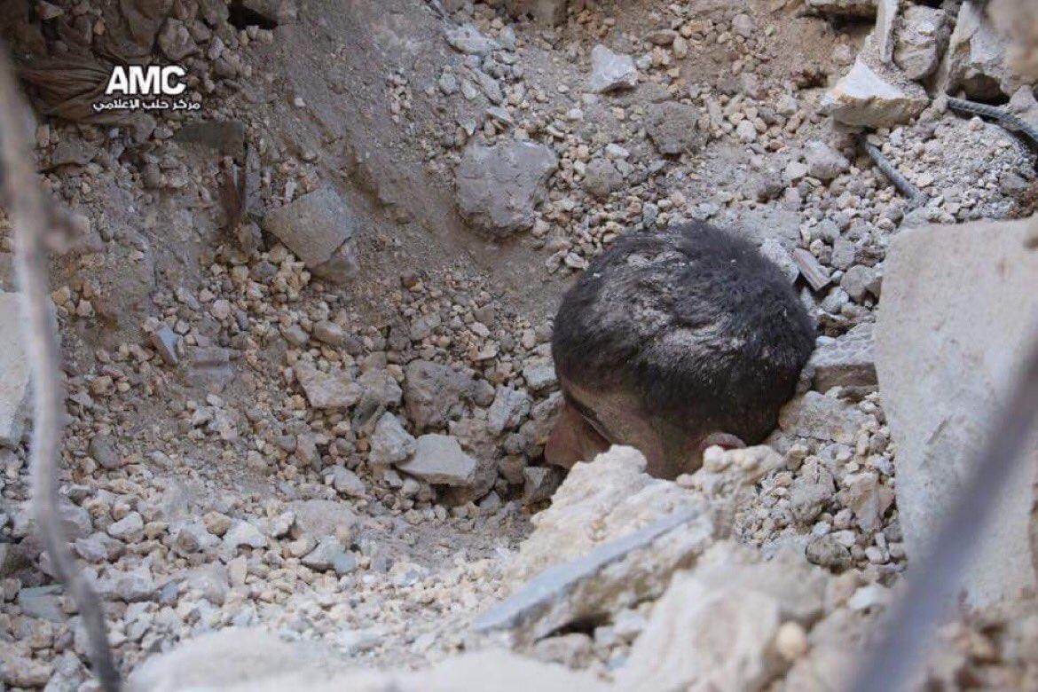Malikji1850's tweet photo. یا اللہ رحم فرما ان مظلوموں پر 😭😭😭😭
شام-لہو-لہو
#SyriaIsBleeding
#StopCrueltyInSyria https://t.co/e2hLnUI1sI