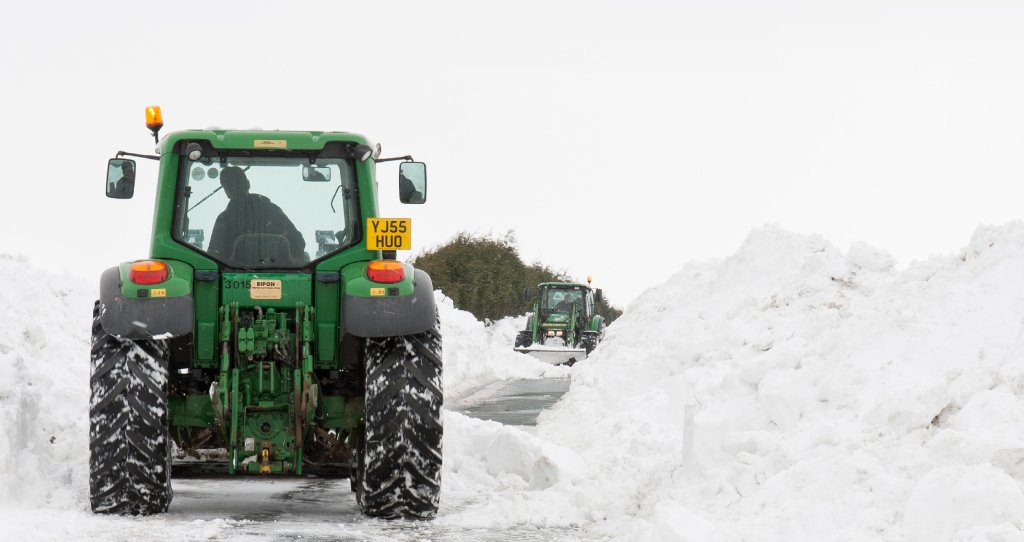 NFUtweets's tweet photo. Thanks to every British farmer who will be out in the snow today to put the food on our plates. https://t.co/JD2MWK7W1n