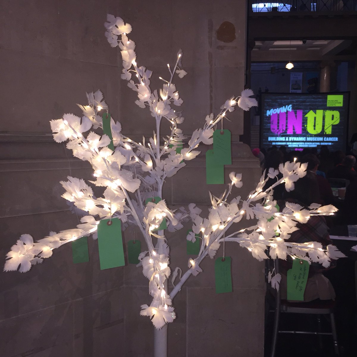 TamsinRussell's tweet photo. #MOU2018 my philosophy for learning is that ‘We all share-We all learn’. This hints and tips tree is a fantastic way to share our wisdom and insights (easily replicable on a whiteboard, digital space) share the 💖 on the last day of 💕 month! https://t.co/3M0IgGpZ6w
