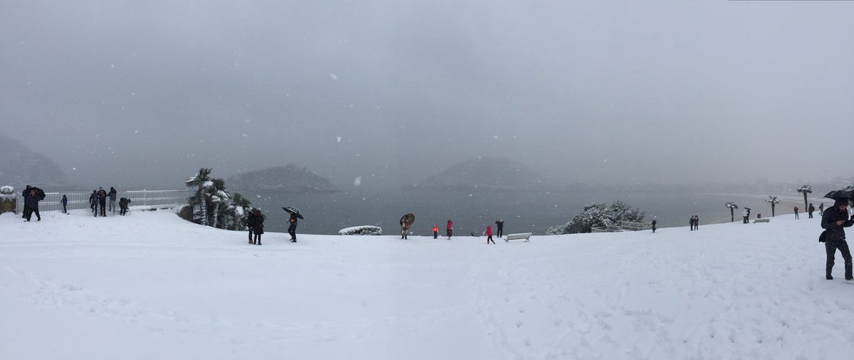 San Sebastián amanece nevada! #SanSebastian #sansebastian Bahía de La Concha