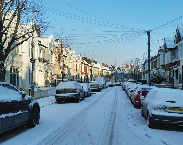 AlexHandley3's tweet photo. In breaking news. #snowinlondon #severedelays #soretoes https://t.co/mcMBvfWraB https://t.co/aVKvojczA4