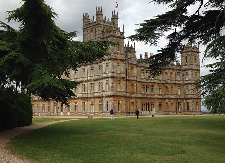 secretshistoire's tweet photo. ℹ #LeSaviezVous ? La famille Carnarvon a comme résidence historique le #chateau de #Highclere depuis le milieu du XVIIe siècle. Vous est-il familier ? 🏰 #DowntonAbbey https://t.co/7g96WOmwxq