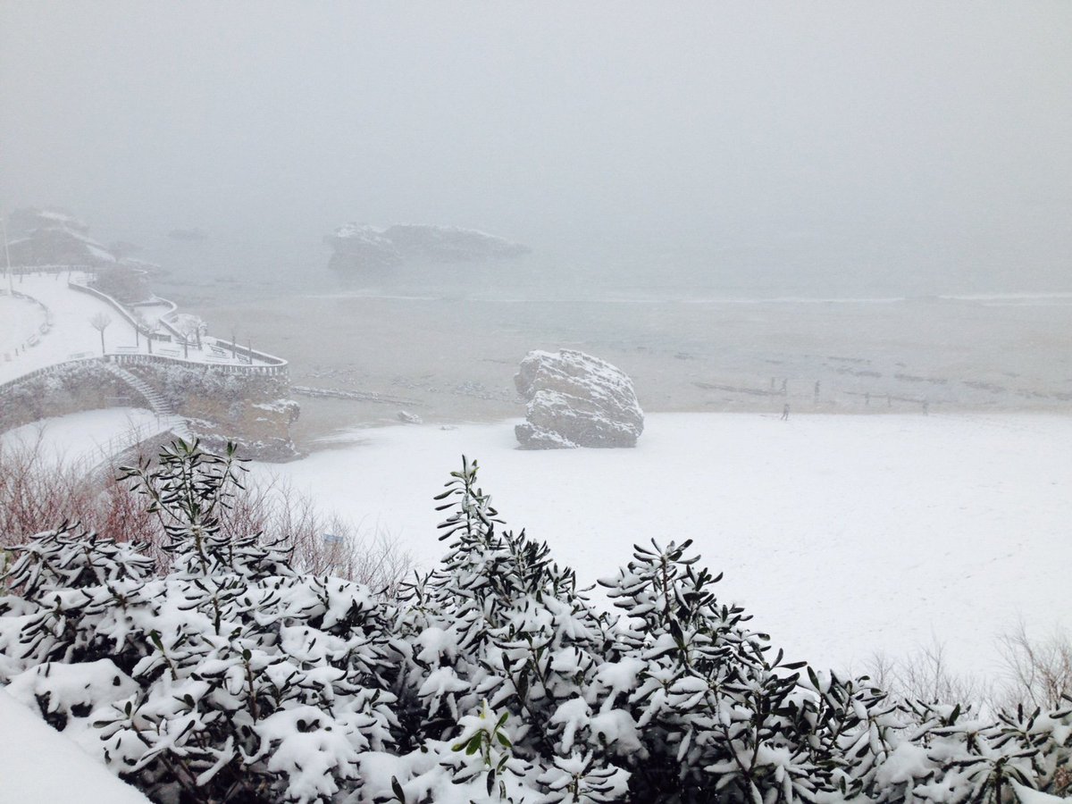 DestinationBtz's tweet image. Février s'achève avec #Biarritz sous la #neige... ❄️ ⛄️ 💙 Bonne journée !
