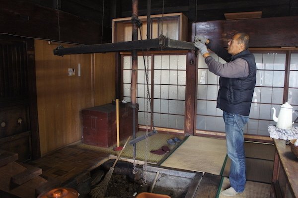 One of the rare improvements on the irori design was the hidana (fire shelf, 火棚), a mesh or board hung above the hearth to stop the heat from going straight through the roof and instead spread it into the room. The hidana could also be used to preserve food and dry wet clothes.