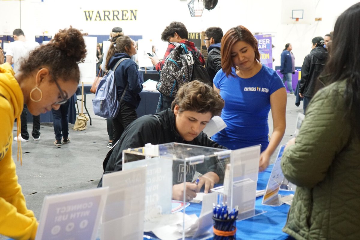 FP_CU's tweet photo. Thanks to everyone who stopped by our booth at the Career Fair at Warren High tonight! 👩‍💼👨‍💼🙌 And congrats to all of our raffle winners!! 😄🎉 

Warren High School Downey Unified School District Warren High PTSA
 
#GETMADE #warrenhigh #downey #careers https://t.co/9SrCZDAkiN