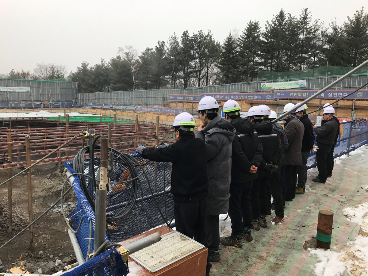 야탑청소년수련관 신축공사 현장입니다. 터파기 공사가 진행 중입니다. 안전사고 없는 현장을 만들기 위해 노력하겠습니다. #성남시 #시설공사과