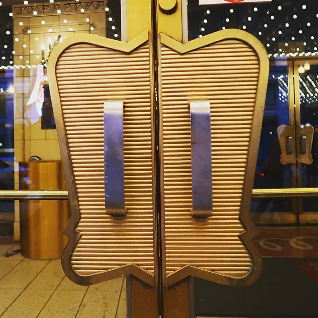 1sqft's tweet photo. #chicagotheatre #doorsandwindows #design #architecture #doors #textures #igerchicago #chicagogram #chicagoloop #details https://t.co/dVWmqO3bx9 https://t.co/Uwq14GRByt
