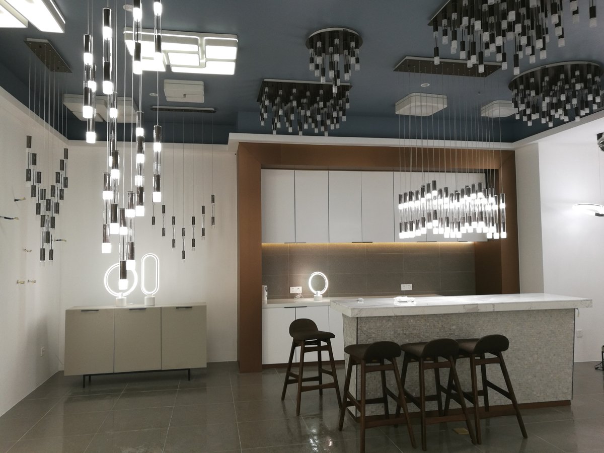 aresmodernlight's tweet photo. Another corner of our new lighting showroom with new design pendant lighting ideal for the hotel project, villa interior decoration. #highenddesign #contemporarylighting #moderndesign #interiodesign #architecturallighting https://t.co/8q8hpuoiOD