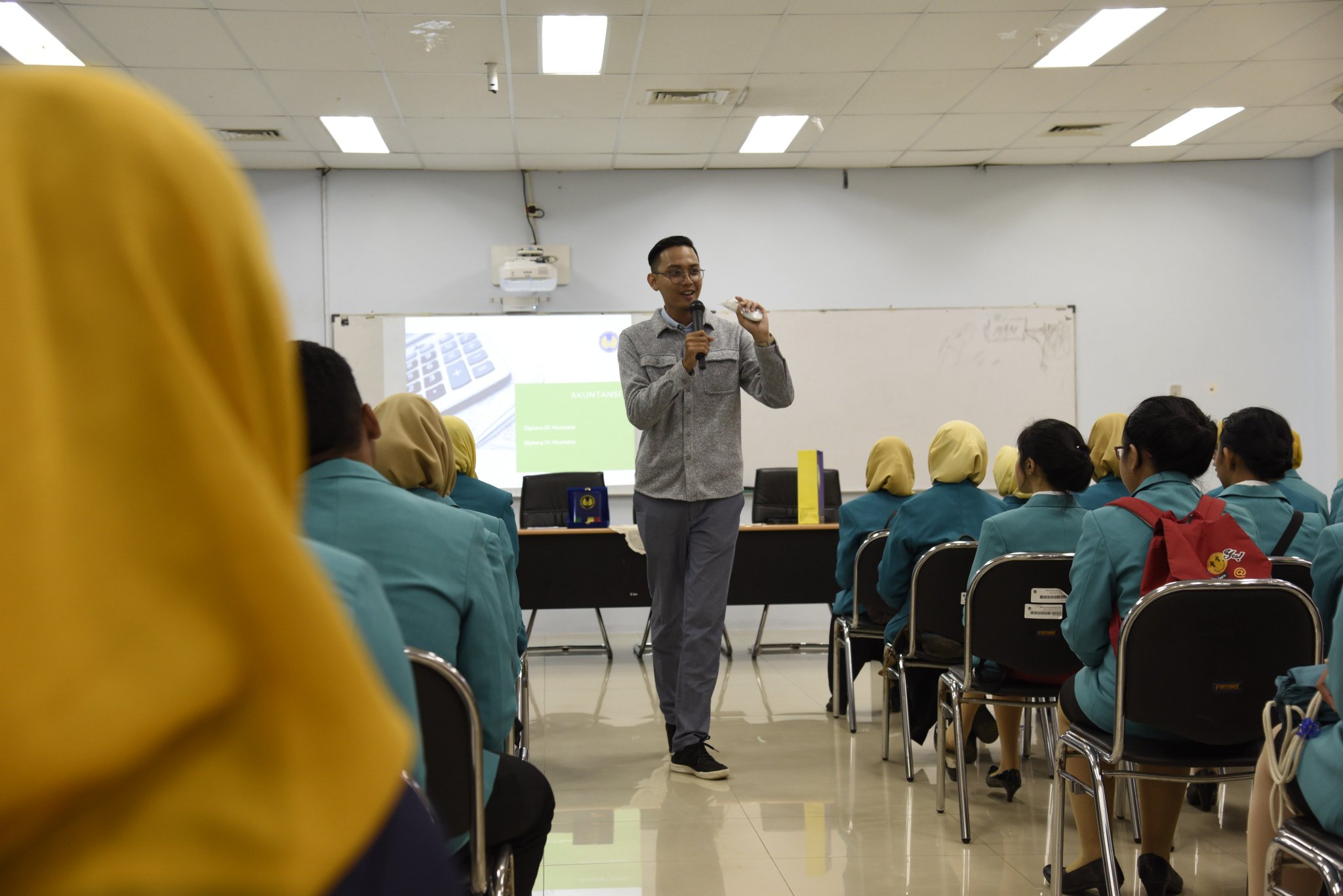 Rombongan hadir dalam rangka kunjungan kampus Siswa i dan bapak ibu guru dengan khidmat mendengarkan pemaparan profil PKN STAN …