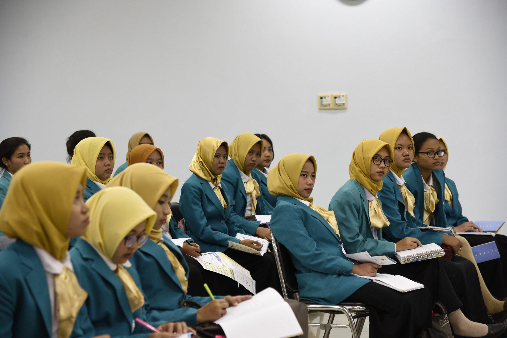 Rombongan hadir dalam rangka kunjungan kampus Siswa i dan bapak ibu guru dengan khidmat mendengarkan pemaparan profil PKN STAN …
