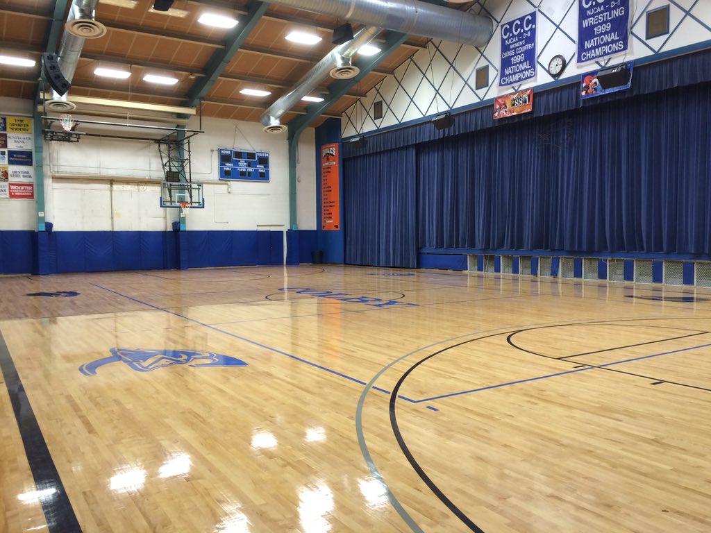 THECoachO's tweet photo. 16 years ago-I walked off this floor w/our team(& my good friend-broadcaster-Rich Epp) My 3rd yr & a Big Time 🏀W for our COLBY CC Trojans over Barton County(80-69! BIG SPOON had 22 & 10 in front of 1,167 fans👍🏻)I will never forget👍🏻
Why would I never forget 🤔 #9HOURSlater https://t.co/zSkx5k89Jl