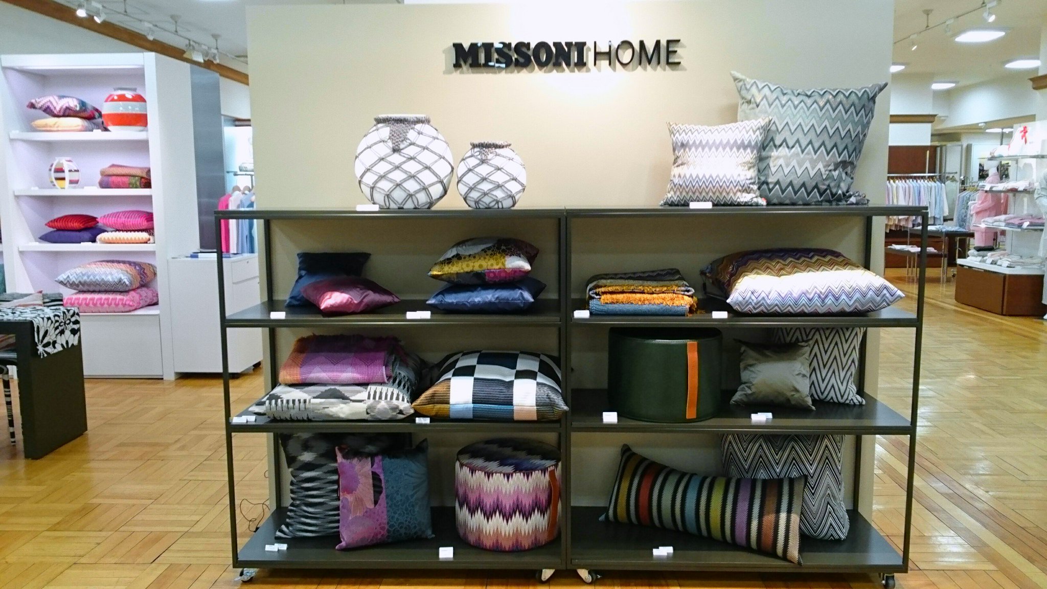 日本橋三越本店 Mitsukoshi Na Twitteru Missoni Home イタリアのファッションブランドミッソーニのインテリアライン 鮮やかで個性的な色柄使いで お部屋を華やかに彩りませんか 本館5階 ミッソーニ ホーム 日本橋三越 インテリア 日本橋三越本店 Mitsukoshi Na Twitteru Missoni Home イタリアのファッションブランドミッソーニのインテリアライン 鮮やかで個性的な色柄使いで お部屋を華やかに彩りませんか 本館5階 ミッソーニ ホーム 日本橋三越 インテリア