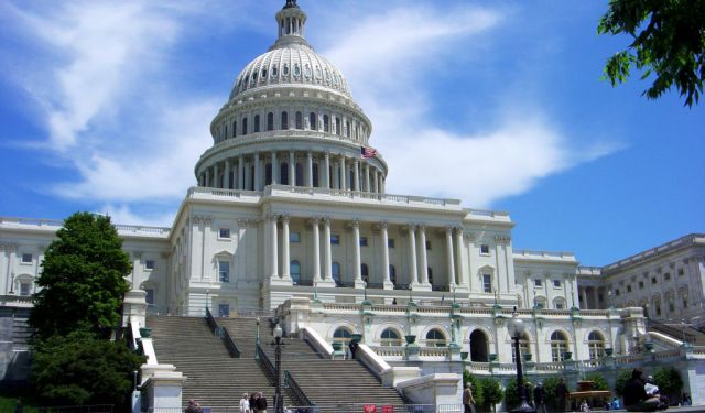 linaresusa's tweet photo. El proyecto de ley para detener el tráfico sexual, pasará al senado, y será aprobado lo más  pronto posible. Luego el presidente Donald Trump promulgara en una  ceremonia especial esta lucha formal contra el crimen organizado en las  redes públicas contra los menores. https://t.co/Hab1zB2W42