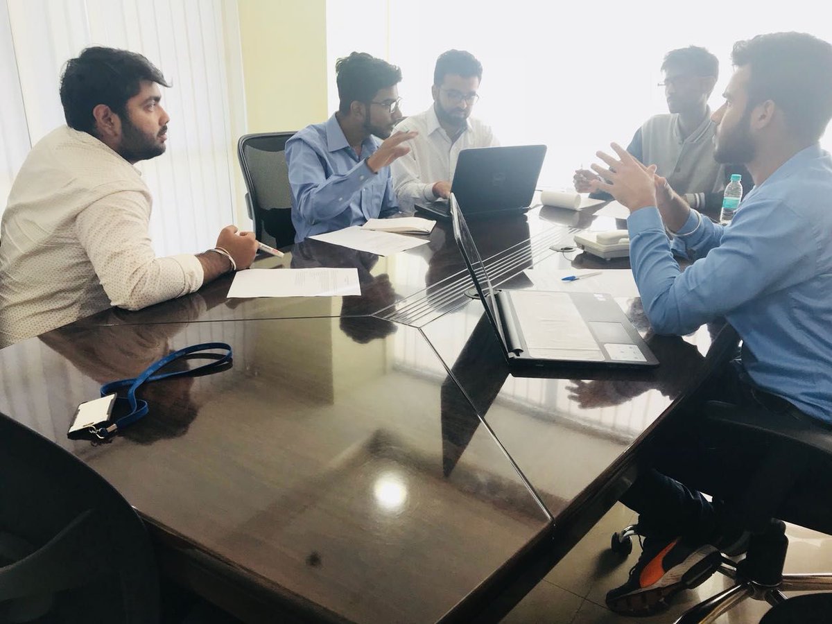 VomaaraDigital's tweet image. Live sessions taken by @Vomaara at the budding #entrepreneur programme at #netedge.
#benaentrepreneur #buddingentrepreneur #training #workshop