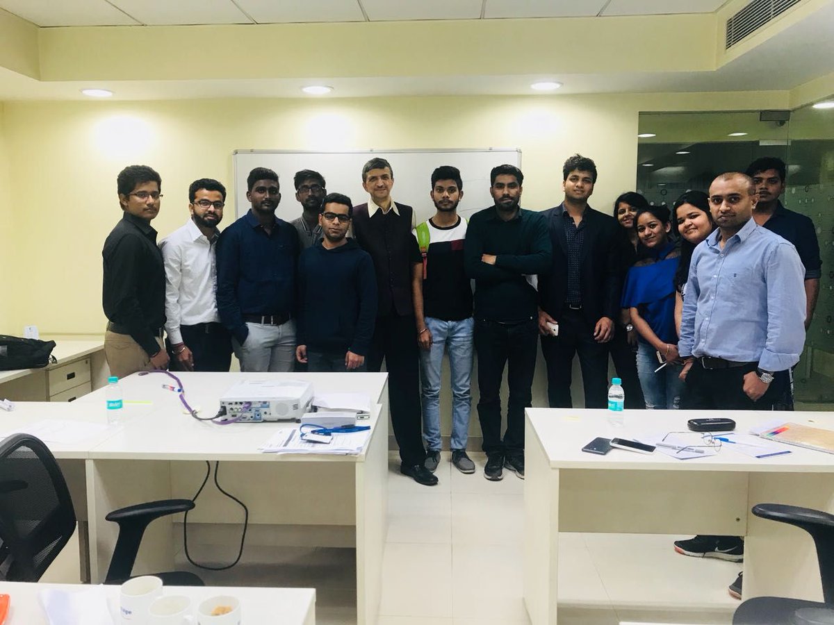 VomaaraDigital's tweet image. Live sessions taken by @Vomaara at the budding #entrepreneur programme at #netedge.
#benaentrepreneur #buddingentrepreneur #training #workshop