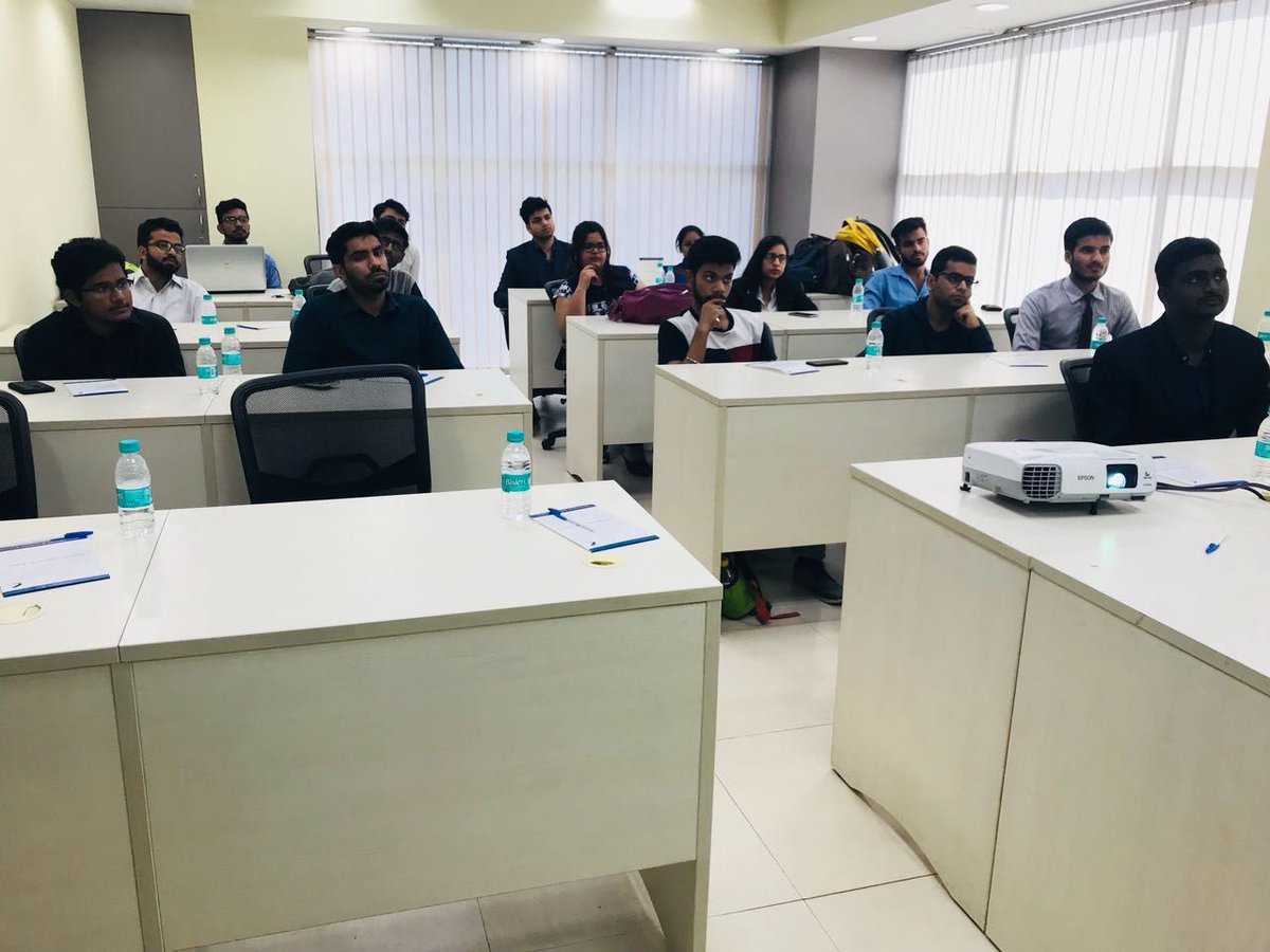 VomaaraDigital's tweet image. Live sessions taken by @Vomaara at the budding #entrepreneur programme at #netedge.
#benaentrepreneur #buddingentrepreneur #training #workshop