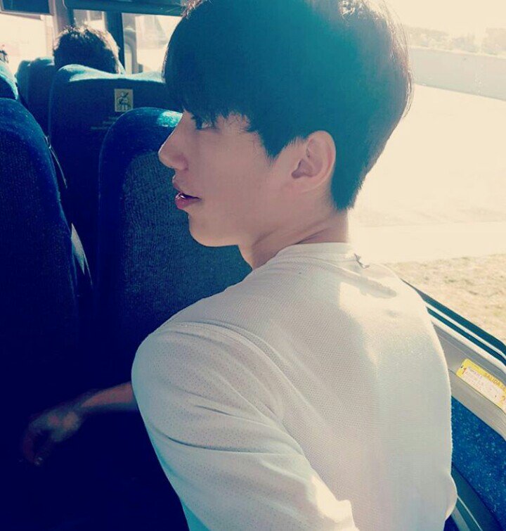 hdaeheon_990705's tweet photo. 여러분들도 이거 알잖아요 대헌선수 레전드 사진인거 https://t.co/gmMTa1EqpM