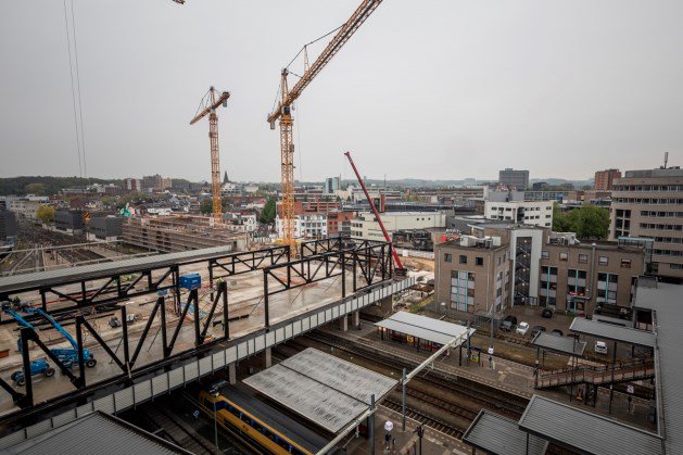 Het nieuwe NS-station bij het Maankwartier in Heerlen gaat miljoenen meer kosten dan vooraf begroot. bit.ly/2CNJdHI