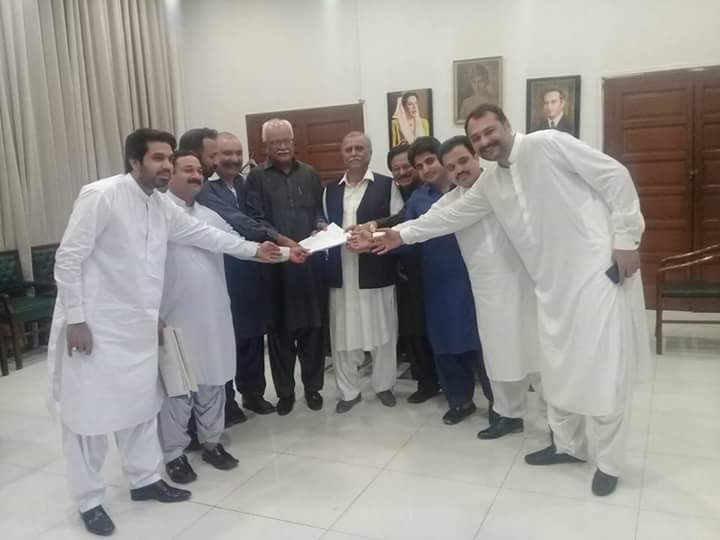 lalamughal's tweet photo. Present final report of #PSF to #PPP officials GS waqar Bhai info sec Rashid rabani bhai with our convenior Dr Sattar Rajper
#ReorganizePSF https://t.co/SwkAn4uX7S