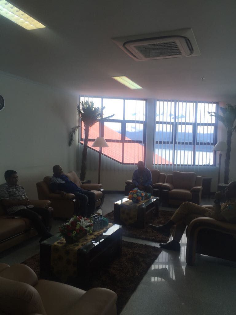 jeffry_kareth's tweet photo. Bersama WAGUB PAPUA BARAT DALAM RANGKAIAN DISKUSI PADAT KARYA TUNAI DAN RENCANA EVALUASI IMPLEMENTASI UU DESA 3 TAHUN DI PAPUA BARAT
#ManfaatDanaDesa 
#TPPIPaBar 
@jokowi 
@EkoSandjojo 
@anwsanusi 
@taufikmadjid71 
@fachrilabalado 
@SatgasDanaDesa https://t.co/ibcBDw9Gd7