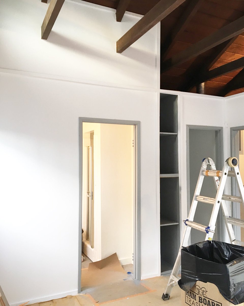VasquezDesign's tweet image. The Barn Haus not looking so “barn-y” any more, but those beams tho ... 👌🏼 #revealcomingsoon #designonadime #barnhaus #renovation #wood #beams #interiordesign #white #grey #construction #transformation #tuesday