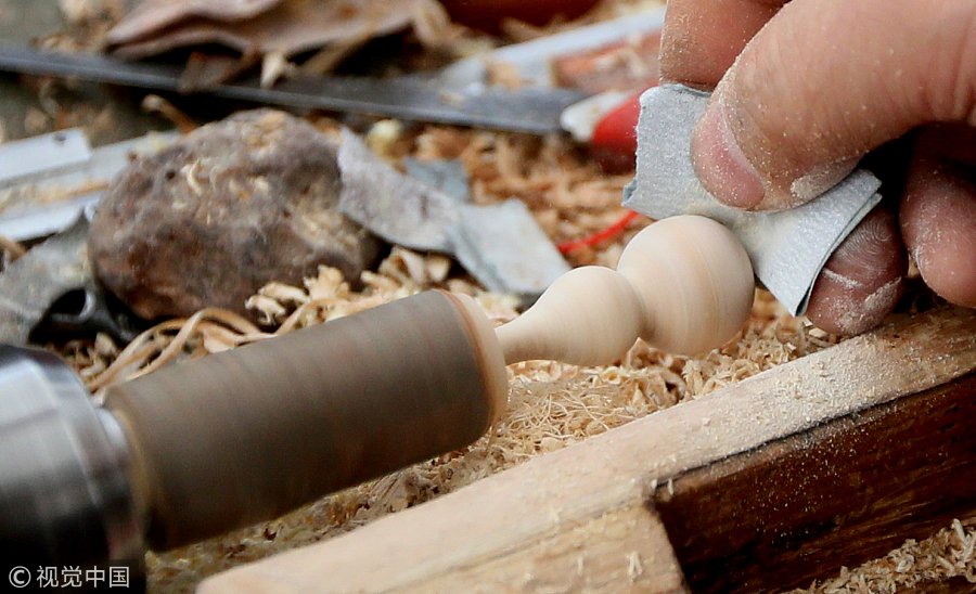 ChinaDaily's tweet photo. Zhou Helin, a #craftsman in #Henan province, is skilled at creating Tao Fu, articles made of peach wood that bless the owner and help him avoid disaster.  (Photo: VCG) https://t.co/YIAUcta3fC