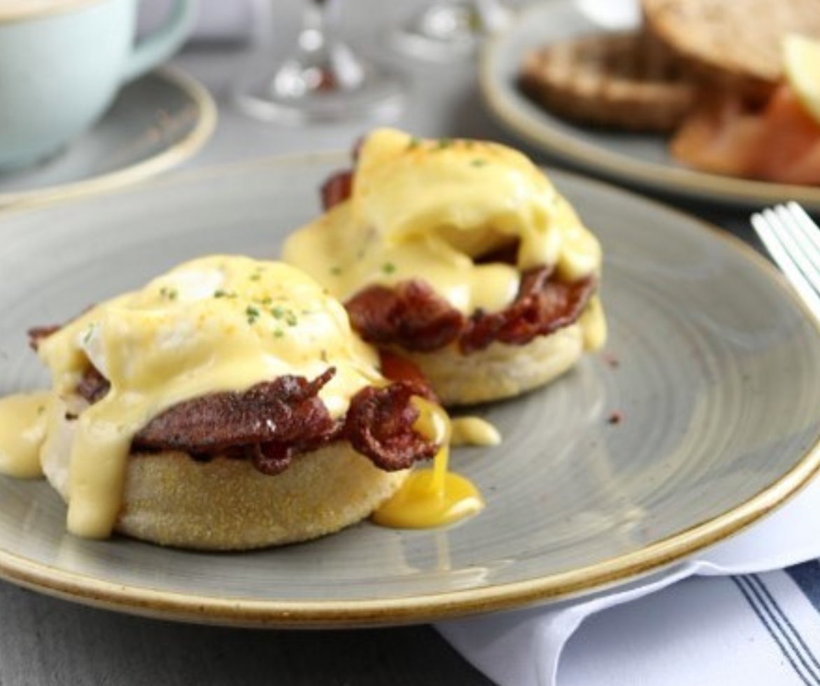 Droooool delicious Eggs Benedict with crispy bacon and hollandaise 
#breakfast #brunch