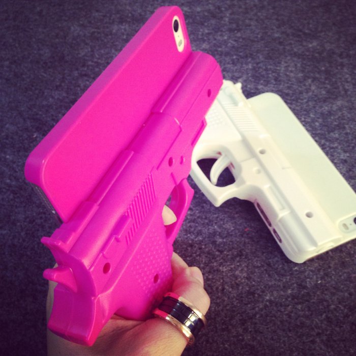 Wear_Blossom's tweet photo. [RT추첨]

🔫빵야! 권총 폰케이스🔫

권총손잡이가 핸드폰 옆으로 입체적으로 나와있어, 총 잡듯이 손으로 잡고 다닐수 있는 디자인이랍니다🤠
정말 방아쇠를 당길 수 있는 디자인으로, 방아쇠를 당기면 딸칵 소리까지 난답니다🙈💞

사이트https://t.co/fH2ApTJIGs
블로그https://t.co/o7vKPYEGbp https://t.co/vyCKPzwAPJ