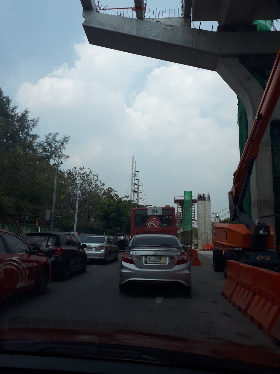 jeedapeek's tweet photo. @fm91trafficpro เส้นพหลโยธิน ขับมาจาก อุโมงค์บางเขนรถติดทุกไฟแดงและนานมากยาวเหยียดต่อเนื่อง ทำไมมันติดขนาดนี้คะ ตอนนี้จะถึงแยกคปอ ติดทั้งเส้นทางพหลโยธินเลย ค่ะ https://t.co/ISWgJmq47f