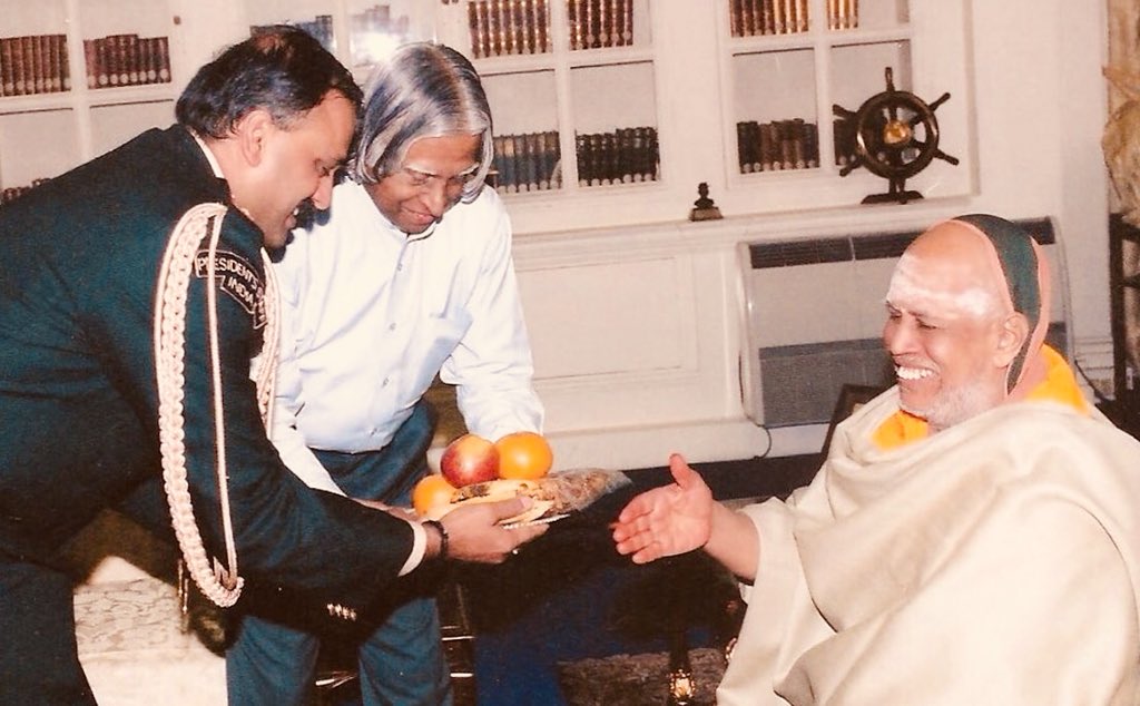 KiniColonel's tweet photo. Dr Kalam made saint sit on his chair. When I asked, why was this honour. His reply “I want this chair to get blessed and who ever sits on this chair in future must get blessings of this saint.” It was a blessing to receive him in @rashtrapatibhvn with Dr Kalam. @narendramodi https://t.co/NcD6zBAqIA
