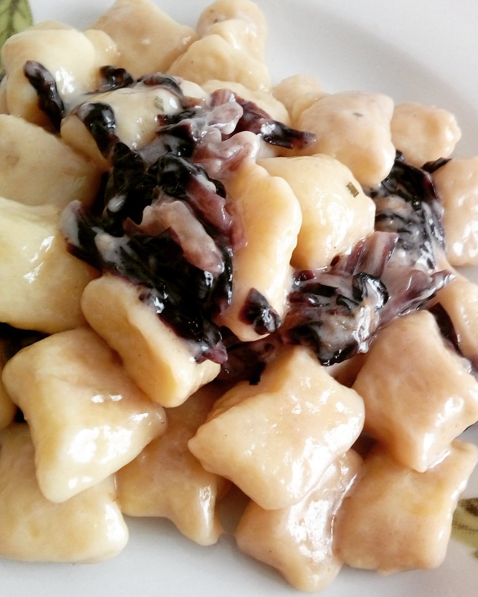 Mestolandoconol's tweet photo. Gnocchetti con radicchio rosso, crescenza aromatizzata all'erba cipollina e primosale 😊

#Gnocchi #primopiatto #radicchiorosso #formaggi #homemade #foodpics #foodblog https://t.co/MZZkM3T4G4