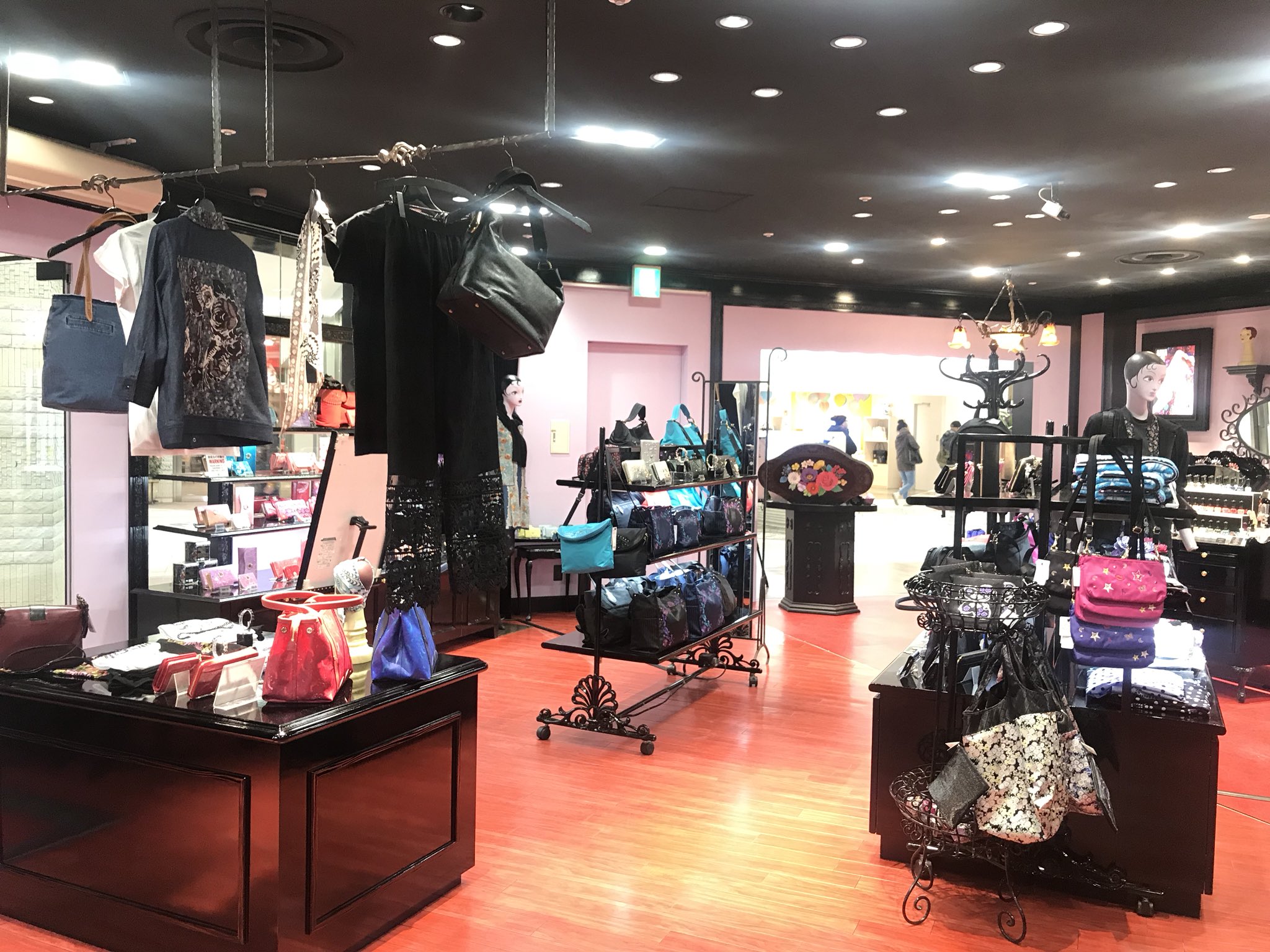 Anna Sui Japan Twitterren 本日 2月28日 水 Anna Sui 池袋サンシャイン店がリニューアルオープン 開放的で明るい店内には くつろぎながらコレクションを楽しめるスペースも ゆったり広々とした空間は 関東一の品揃えを誇ります コスメ 雑貨からウェアに至る