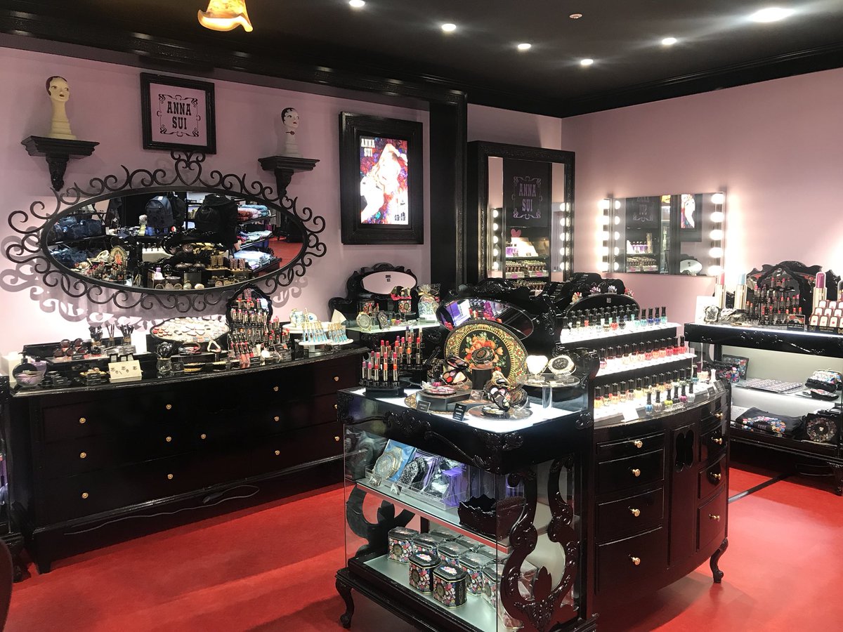 Anna Sui Japan Twitterren 本日 2月28日 水 Anna Sui 池袋サンシャイン店がリニューアルオープン 開放的で明るい店内には くつろぎながらコレクションを楽しめるスペースも ゆったり広々とした空間は 関東一の品揃えを誇ります コスメ 雑貨からウェアに至る