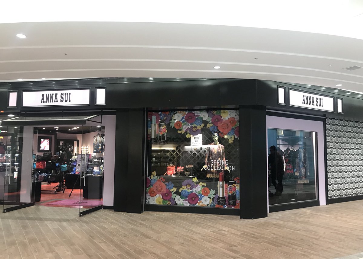 Anna Sui Japan Twitterren 本日 2月28日 水 Anna Sui 池袋サンシャイン店がリニューアルオープン 開放的で明るい店内には くつろぎながらコレクションを楽しめるスペースも ゆったり広々とした空間は 関東一の品揃えを誇ります コスメ 雑貨からウェアに至る