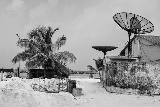 RuggedRoads666's tweet photo. Sand becomes concrete, Dharavandhoo, Baa Atoll.
.
.
.
.
.
.
#concrete #construction #sand #sea #ocean #monochrome #acros #photoseries #constructionsite #satellitebeach #beach #port #travelphotographer #travel #instatravel #fujiphotography #documentarypho… https://t.co/d18fxhz8Ra https://t.co/peS5RzJHF4