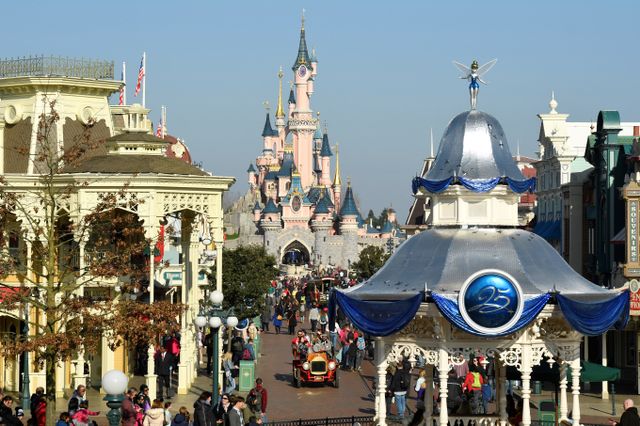 franceinter's tweet photo. #Disneyland Paris s’agrandit, l'Élysée jubile. La France espère des retombées touristiques https://t.co/DsgRVyslkL https://t.co/UFNdUGSgpC
