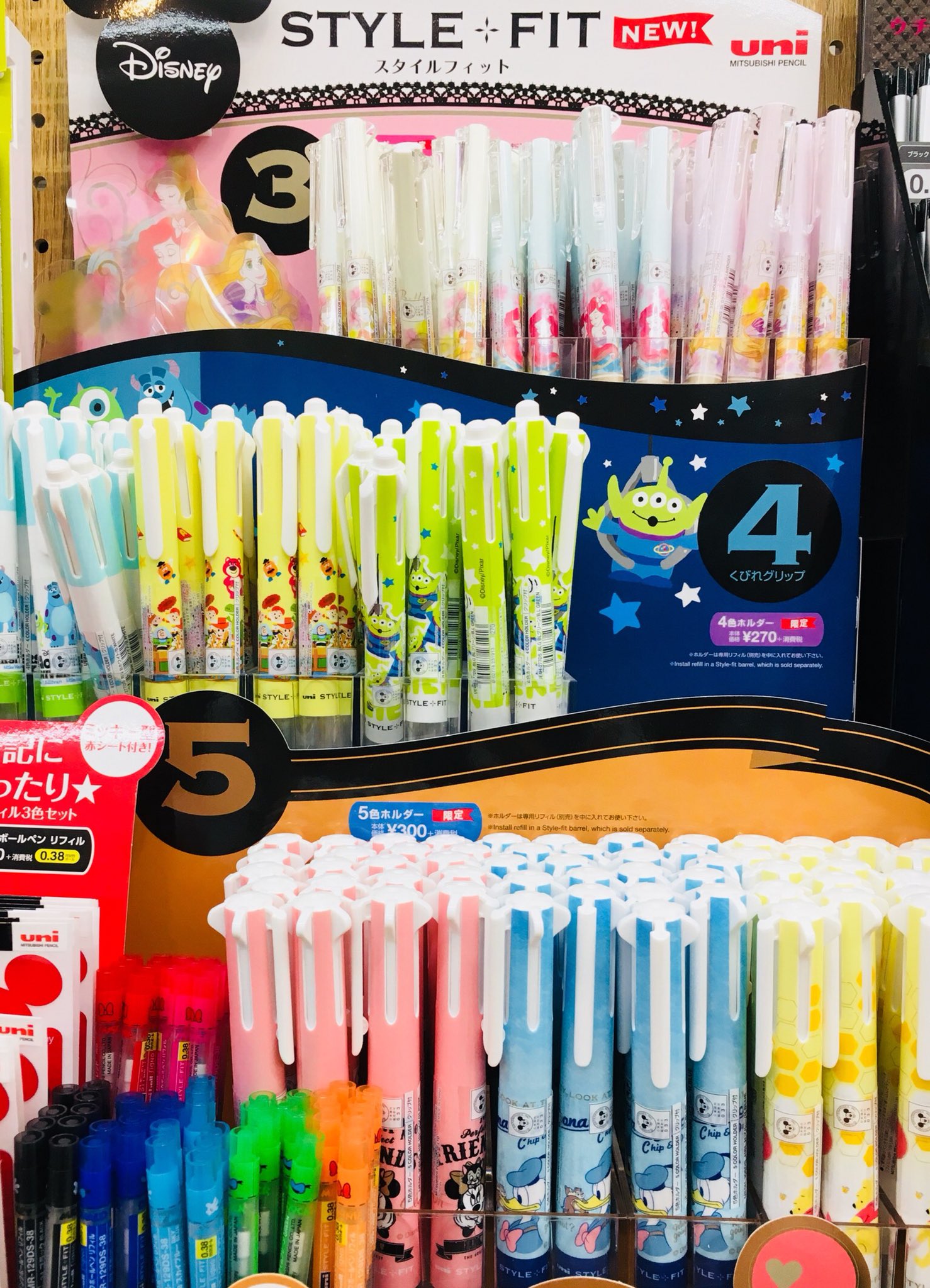 文具 雑貨 プラスf 三菱鉛筆のカスタマイズペン スタイルフィットからはディズニー柄が登場 全9柄で マイクやエイリアンなど ピクサーキャラクターが初登場 また 暗記用リフィルセットには ミッキーのシルエットをした暗記用赤シート付きです