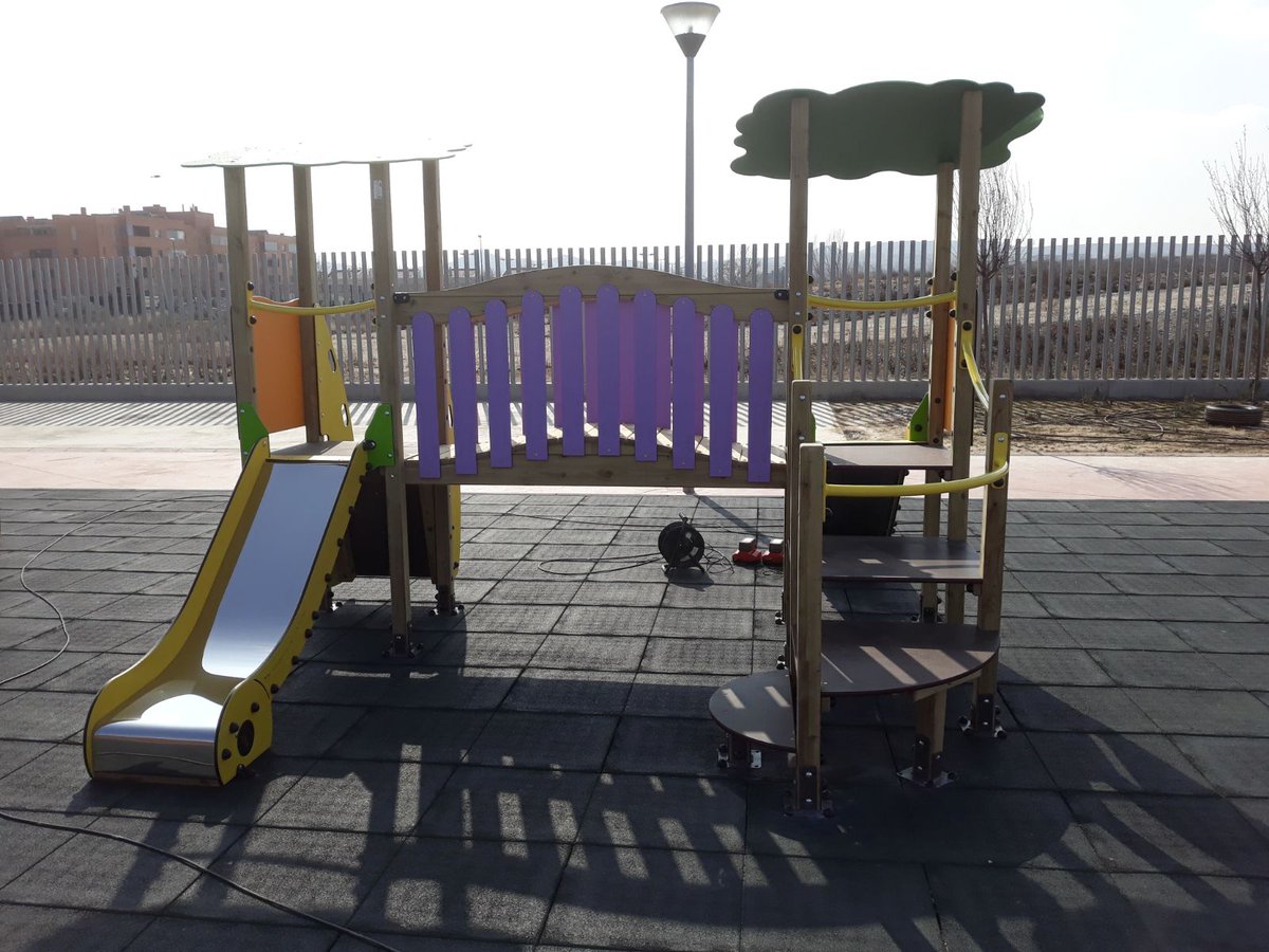 InstalaDeporte's tweet photo. Nueva instalación en el CEIP Zaragoza Sur para el disfrute de los más pequeños #Arcosur #ZaragozaSur #RosalesdelCanal #Valdespartera https://t.co/rCrMbwkRiF