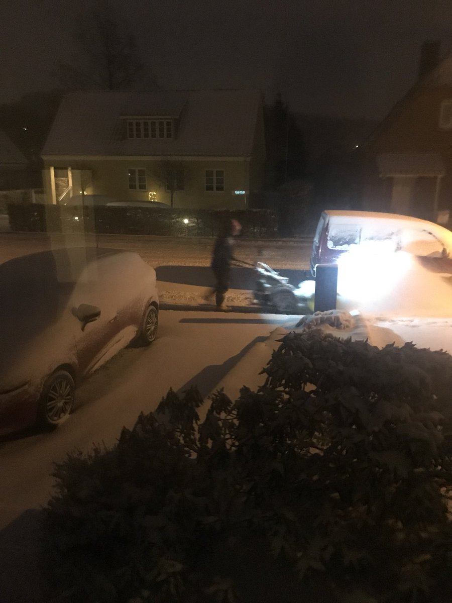 We got the most awesome neighbours @HannahLouis1 ! Out clearing the footpath for snow on the whole street at 6am ❄️💪🏻 #GreatNeighbours