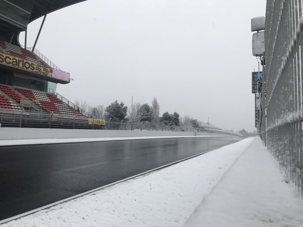 GrainingF1_com's tweet image. Así amanece el @Circuitcat_es hoy ☃️☃️❄️❄️❄️ foto vía @MercedesAMGF1 #formulaone #testdays #wintertest