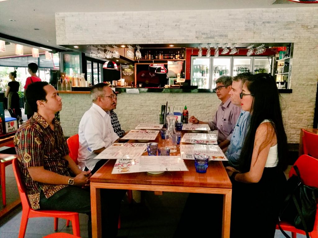 INAinDarwin's tweet photo. A good evening discussion btw Pak #SeanMahoney Chief Executive of International College of Advanced Education/ICAE #NT &amp; Consul #Dicky  (27/2). Pak Sean would like to work closely w/ @kridarwin to further promote working opportunities through NT vocational training to Indonesia" https://t.co/8kVnV4nCoR