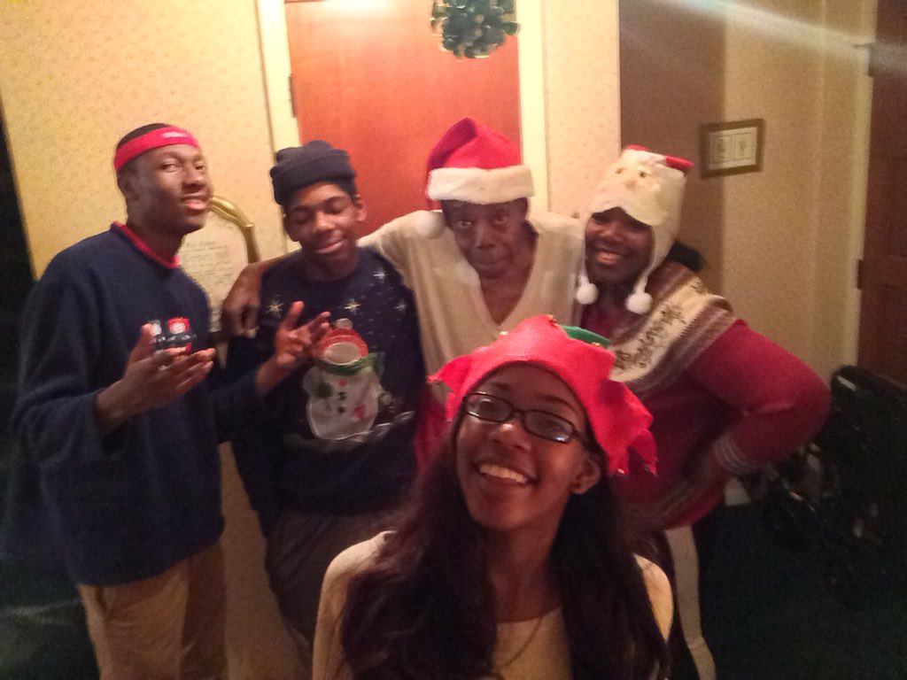 whereismolly__'s tweet photo. y’all wanna see a real playa? 😬😍 today would’ve been your 79th and i’m taking shots of gin for you 🙃😂#resteasypop #longliveboone 👴🏽👼🏽 https://t.co/bSK6vljqRz