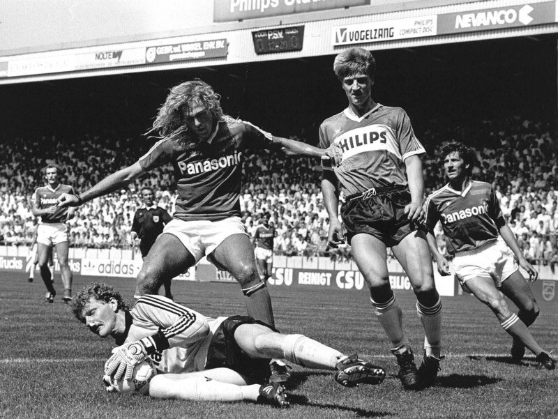 OldFootball11's tweet photo. #PSVEindhoven 6-1 #FCDenBosch
Goalkeeper #JanVanGrinsven #RenéVanEck #WimKieft and #RuudBrood
#eredivisie 1987/88 https://t.co/cBf94bBy7p