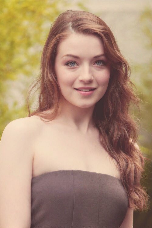 Happy Birthday Sarah Bolger. We hope you have a great day. 