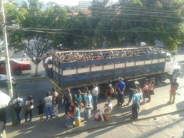 LuisOlavarrieta's tweet photo. Así se movilizan los aragüeños tras la falta de transporte público en el estado.
Fotos: José Ignacio Moreno. https://t.co/EzBJjisyk1